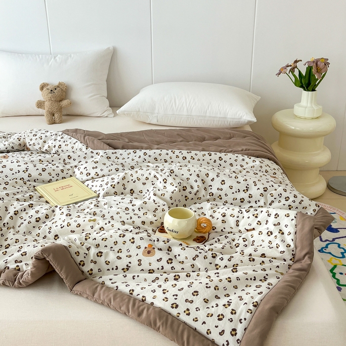 91家纺网 家纺一手货源 找家纺 爱宝被业 2025新款亲肤棉印花100%新疆棉花夏被空调被 心动-咖