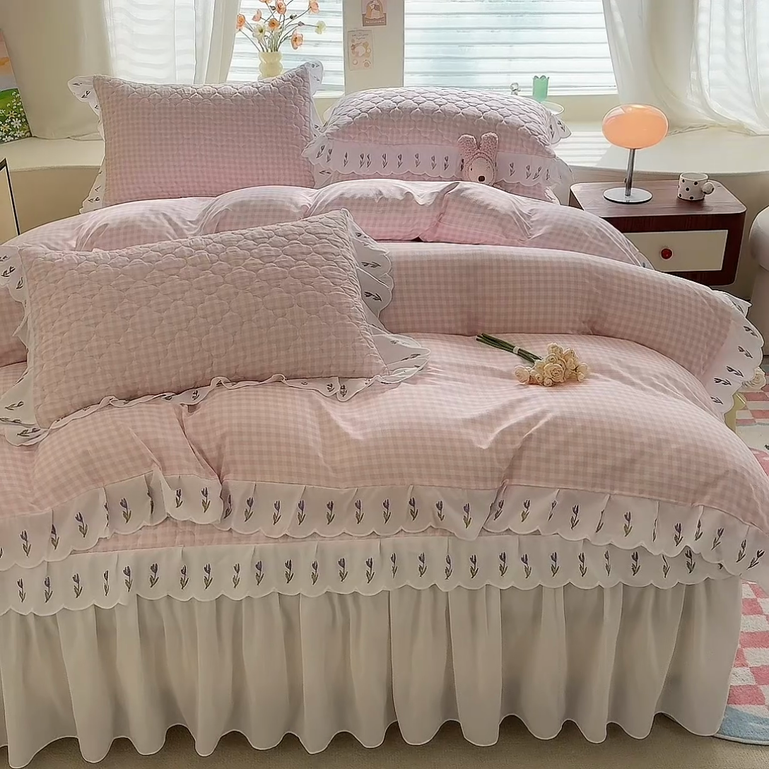 91家纺网 家纺一手货源 找家纺 金盛皇朝家纺 2025新款格子空间水洗棉床裙 格子空间-多巴胺粉