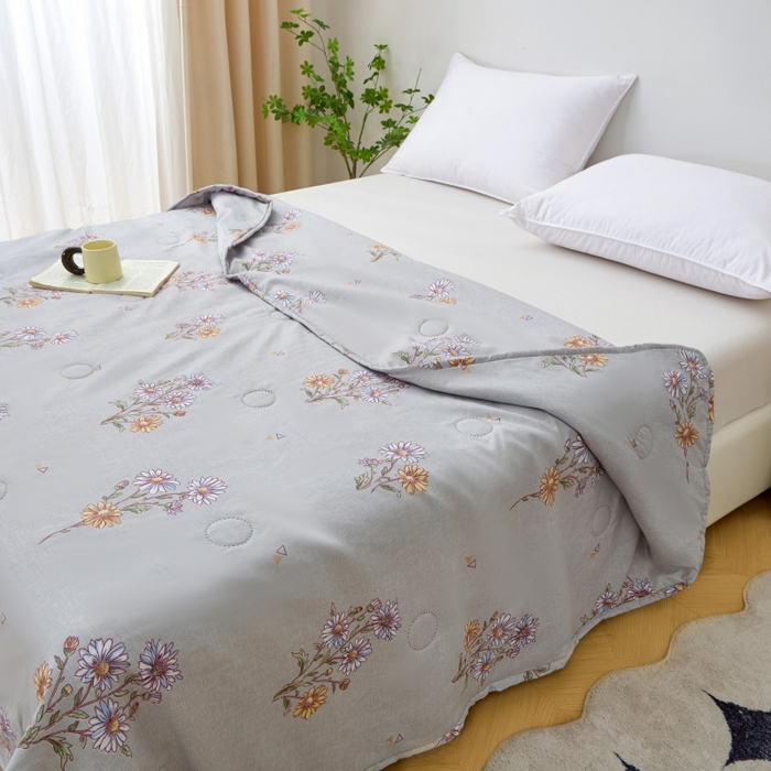 91家纺网 家纺一手货源 找家纺 2025新款亲肤绒礼品夏被窄边 花香漫语