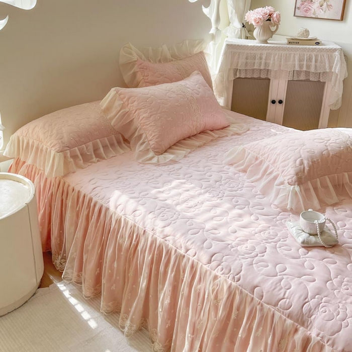 91家纺网 家纺一手货源 找家纺 2025新款韩式蕾丝丝光棉夹棉床裙-蜜芙 蜜芙-蜜桃粉