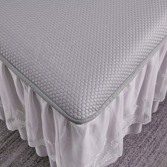 91家纺网 家纺一手货源 找家纺 青雅席业 2025新款7A抗菌母婴级纯乙纶PE刺绣凉感丝豆豆席 床裙款 字母爱心-灰