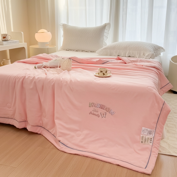 91家纺网 家纺一手货源 找家纺 金麦家纺 2025新款针织双层纱夏被 蝶恋-山茶粉