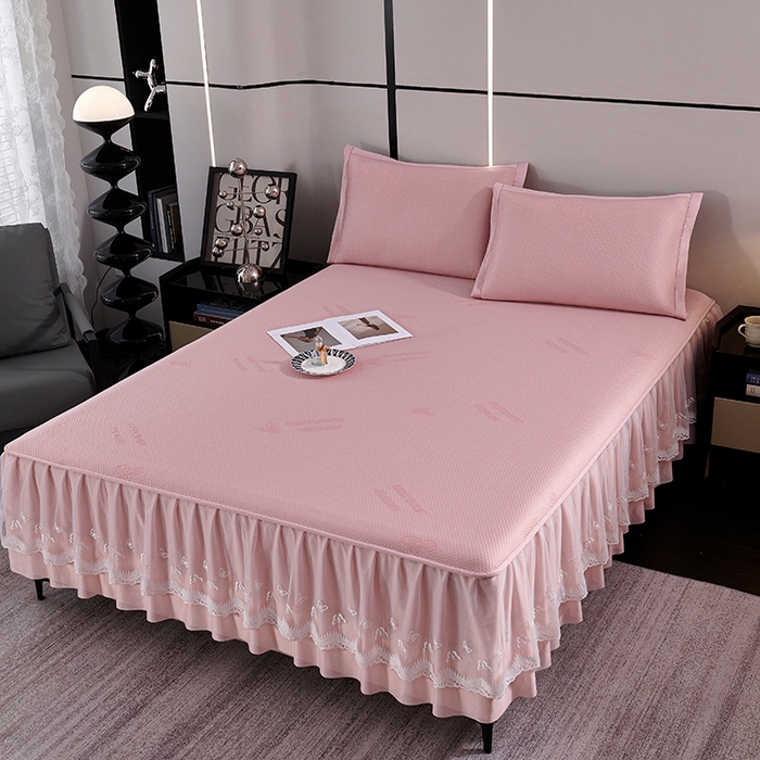 91家纺网 家纺一手货源 找家纺 青雅席业 2025新款7A抗菌母婴级纯乙纶PE刺绣凉感丝豆豆席 床裙款 字母爱心-粉