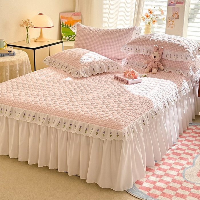 91家纺网 家纺一手货源 找家纺 金盛皇朝家纺 2025新款格子空间水洗棉床裙 格子空间-多巴胺粉