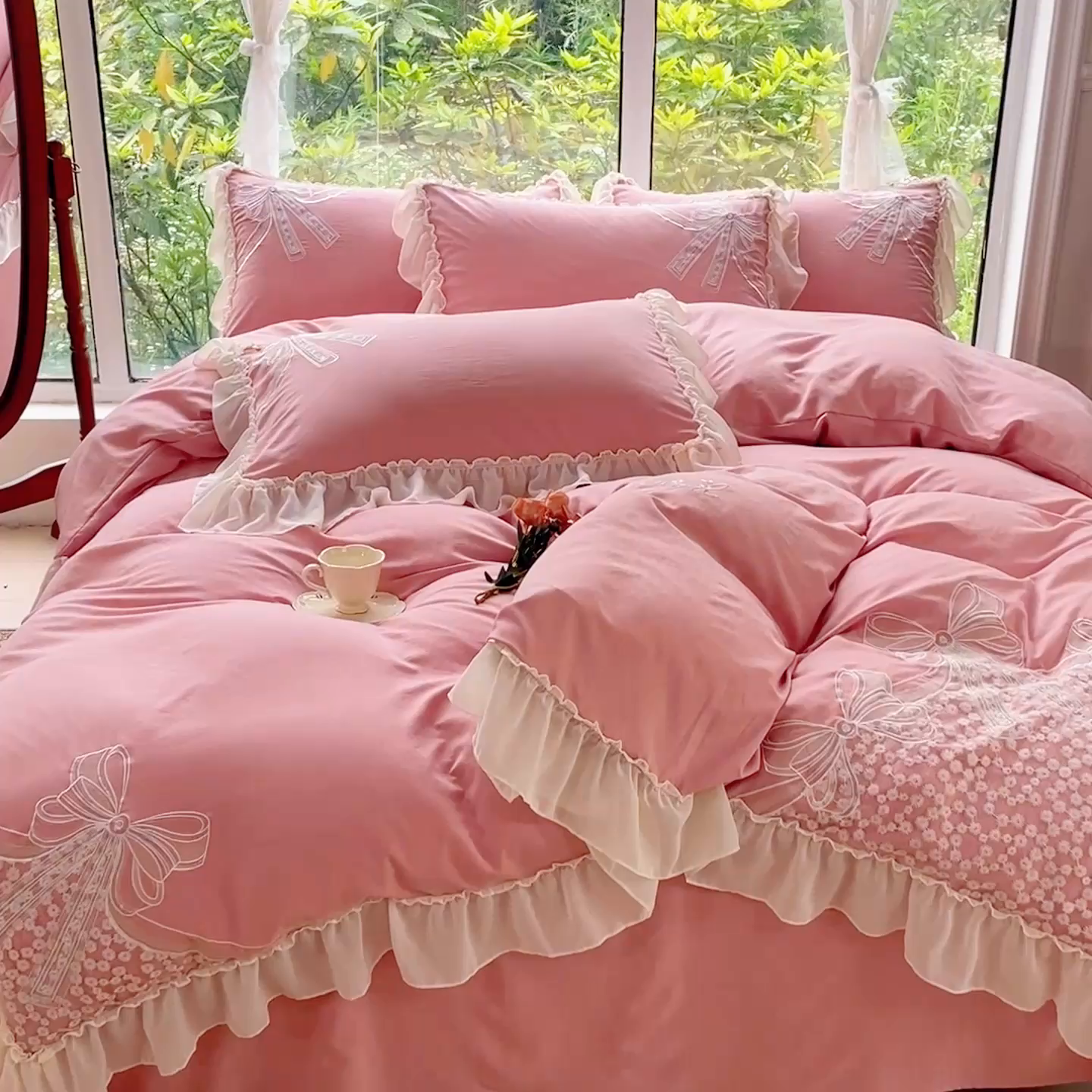 91家纺网 家纺一手货源 找家纺 睡美人 2025韩版全锦棉刺绣公主风蕾丝床裙款四件套-蝶恋花 蝶恋花-蜜桃粉