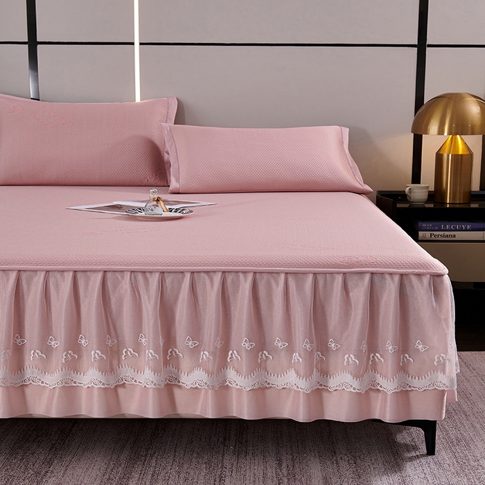 91家纺网 家纺一手货源 找家纺 青雅席业 2025新款7A抗菌母婴级纯乙纶PE刺绣凉感丝豆豆席 床裙款 字母爱心-粉