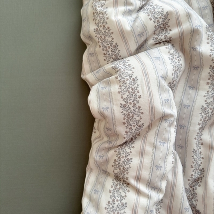 91家纺网 家纺一手货源 找家纺 亿梵家居 2025新款A类母婴级有氧全棉纯棉双层纱纯棉印花四件套-床拍图 卓言-灰