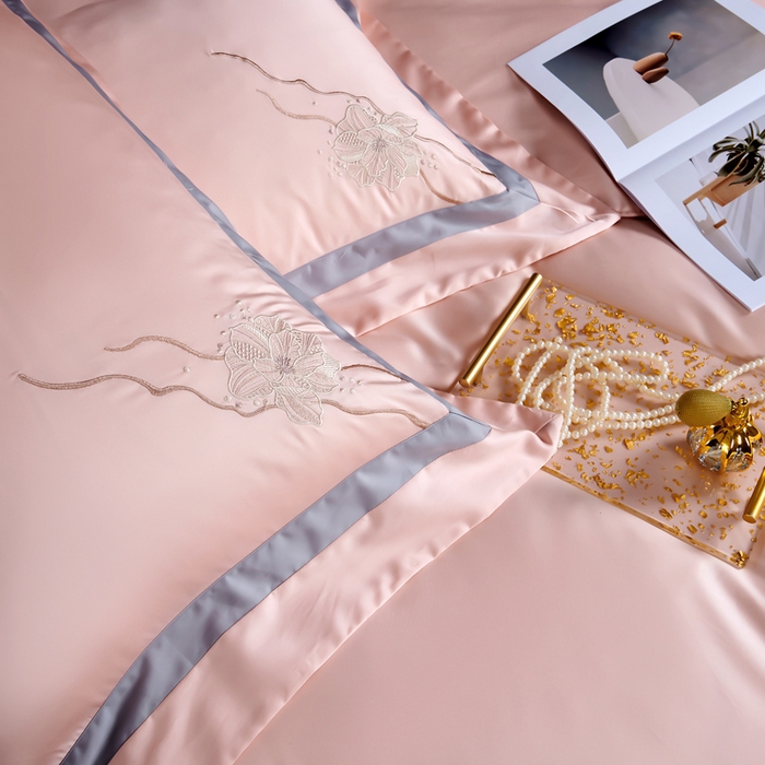 91家纺网 家纺一手货源 找家纺 U品汇 2025新款60支天丝棉莱赛尔纤维刺绣花四件套纯棉全棉凉感丝滑礼盒包装（西雅图） 西雅图-豆沙