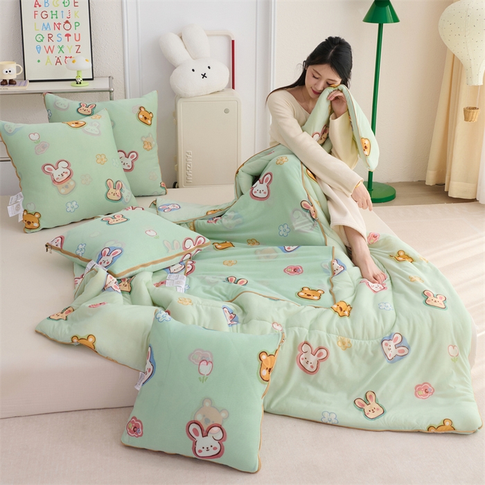 91家纺网 家纺一手货源 找家纺 照世 2025新款凉感丝印花抱枕被 圈圈兔