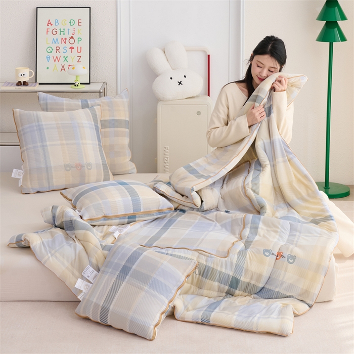 91家纺网 家纺一手货源 找家纺 照世 2025新款凉感丝印花抱枕被 小熊格子