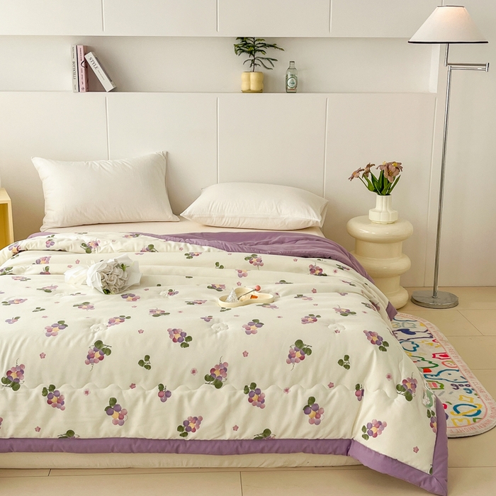 91家纺网 家纺一手货源 找家纺 爱宝被业 2025新款亲肤棉印花100%新疆棉花夏被空调被 紫色葡萄