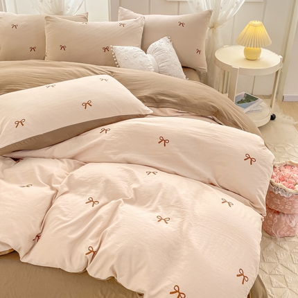 91家纺网 家纺一手货源 找家纺 二八年华 2025新款蝴蝶结系列高克重加厚水洗棉四件套 米驼