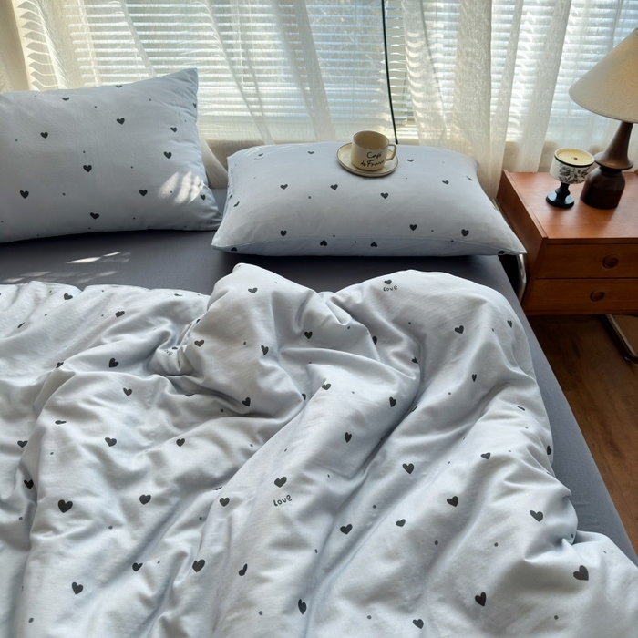 91家纺网 家纺一手货源 找家纺 亿梵家居 2025新款A类母婴级有氧全棉纯棉双层纱纯棉印花四件套-床拍图 心恋-灰