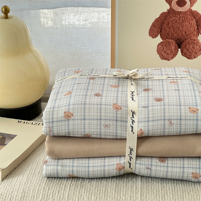 91家纺网 家纺一手货源 找家纺 亿梵家居 2025新款A类母婴级有氧全棉纯棉双层纱纯棉印花四件套-叠拍图 韩系小熊-兰