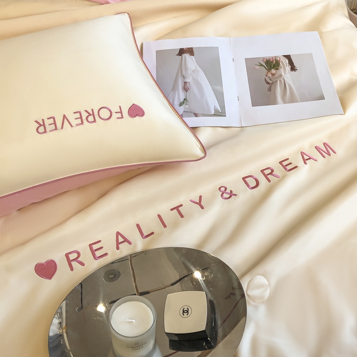 91家纺网 家纺一手货源 找家纺 吾诺 2025 双拼及羽毛刺绣夏被四件套绣花夏被水洗天丝夏被水洗真丝夏凉被空调被 奶黄-豆沙