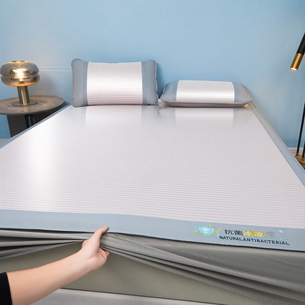 91家纺网 家纺一手货源 找家纺 （总）航途席业 2025新款凉席抗菌三明治可水洗碳光冰丝席宽边刺绣冰丝席