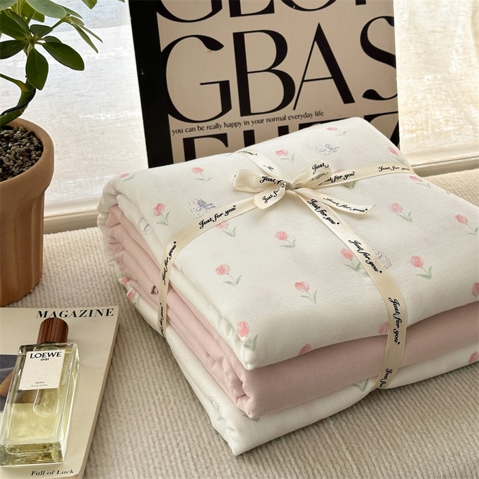 91家纺网 家纺一手货源 找家纺 亿梵家居 2025新款A类母婴级有氧全棉纯棉双层纱纯棉印花四件套-叠拍图 朵拉-粉