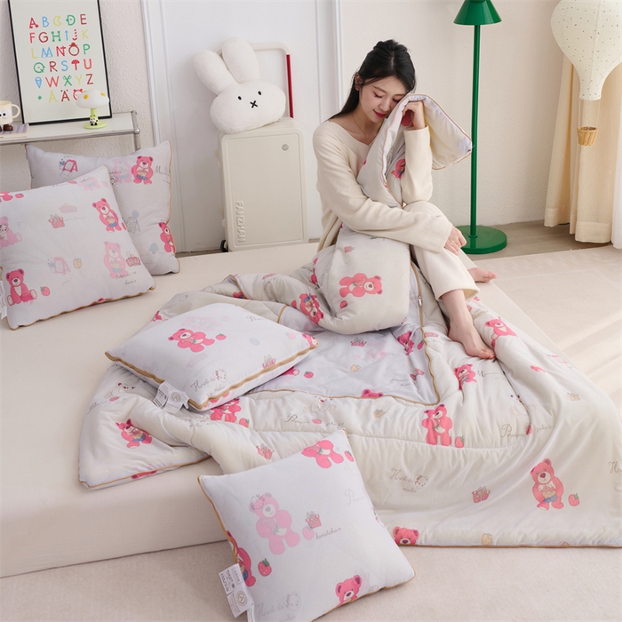 91家纺网 家纺一手货源 找家纺 照世 2025新款凉感丝印花抱枕被 熊熊乐园