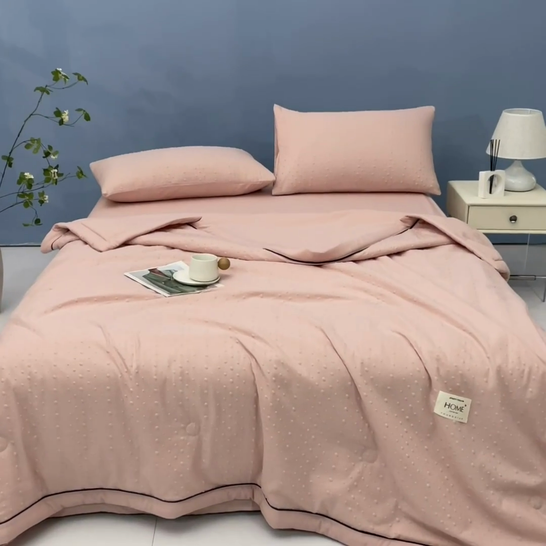 91家纺网 家纺一手货源 找家纺 吾诺 2025 凉豆豆针织棉双层纱夏被四件套水洗棉夏凉被空调被 豆豆粉