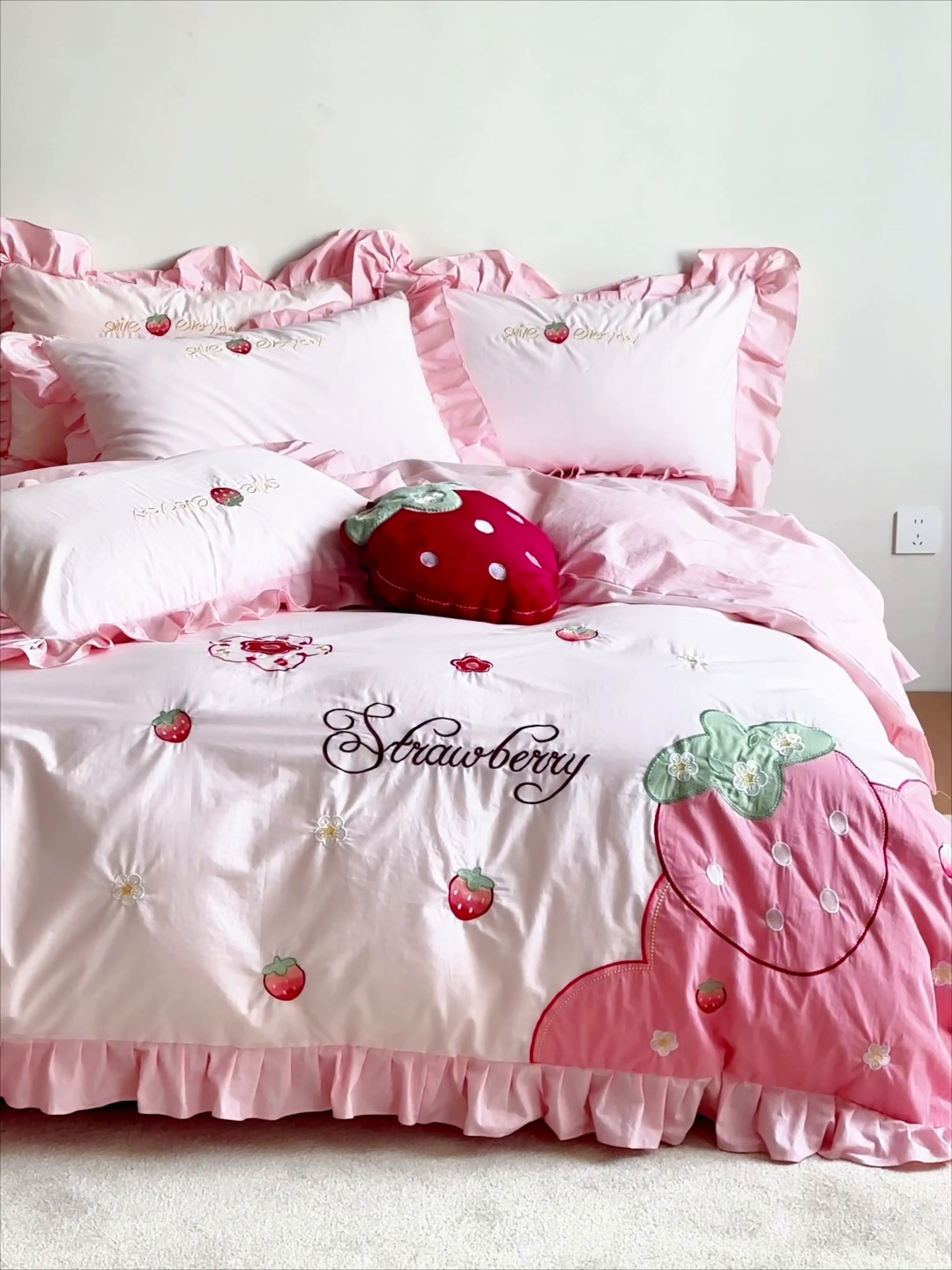 91家纺网 家纺一手货源 找家纺 （总）绒梦里 A类全棉水洗棉韩版贴布绣四件套高支纯棉草莓刺绣花边套件-小莓好系列
