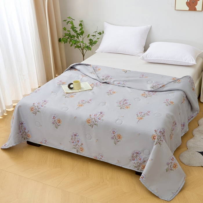 91家纺网 家纺一手货源 找家纺 2025新款亲肤绒礼品夏被窄边 花香漫语