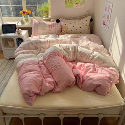 91家纺网 家纺一手货源 找家纺 2025新款A类水洗棉数码印花毛球枕套混搭心心少女纯棉水洗棉系列四件套 棉数码毛球-心心粉格爱心