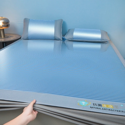 91家纺网 家纺一手货源 找家纺 （总）航途席业 2025新款凉席抗菌三明治可水洗碳光冰丝席宽边刺绣冰丝席