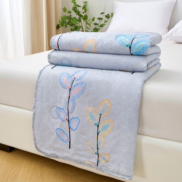 91家纺网 家纺一手货源 找家纺 2025新款亲肤绒礼品夏被窄边 春意薄荷