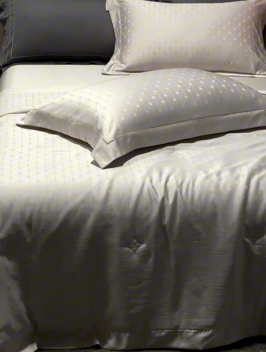 91家纺网 家纺一手货源 找家纺 2025新款格利亚天丝提花夏被四件套 格子-米灰