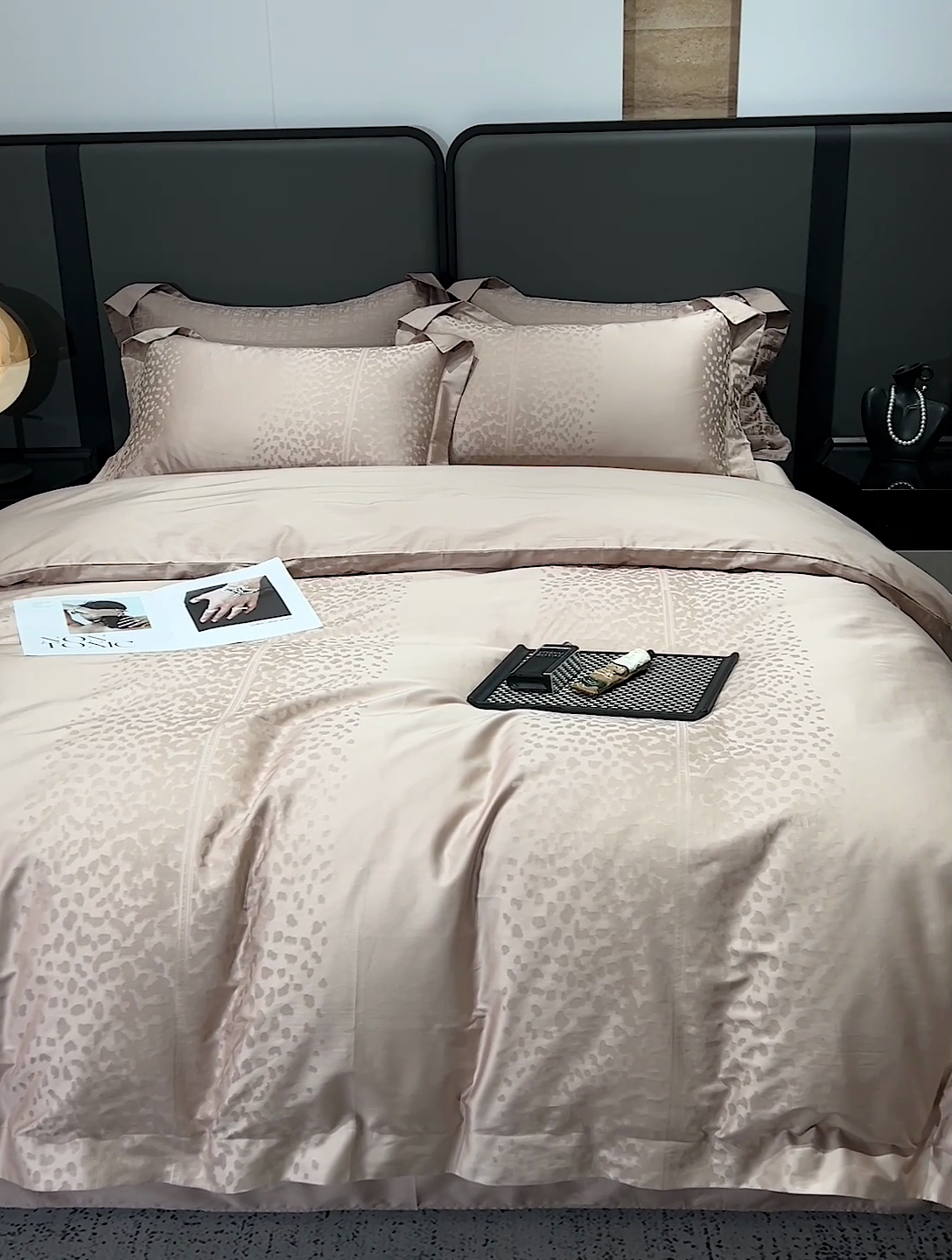 91家纺网 家纺一手货源 找家纺 金昱纺 2025新款50双股100支长绒棉贡缎提花高定四件套 欧瑞格-奶茶色