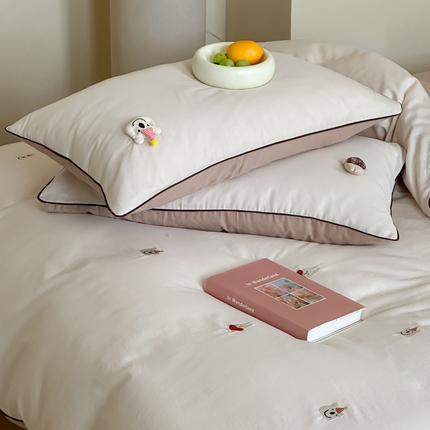 91家纺网 家纺一手货源 找家纺 卡巴伦家纺  2025双层纱-A类玩偶刺绣嵌条款四件套 奶泡小熊