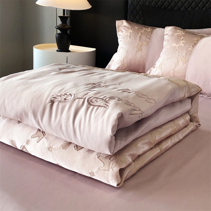 91家纺网 家纺一手货源 找家纺 换种生活 2025新款浮雕天丝夏被四件套 马上有钱花-粉