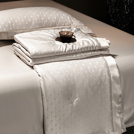 91家纺网 家纺一手货源 找家纺 2025新款格利亚天丝提花夏被四件套 格子-米灰