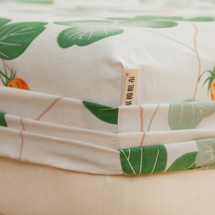 91家纺网 家纺一手货源 找家纺 首爱家纺 2025新款锦柔老粗布印花床笠 绿意草莓