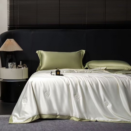 91家纺网 家纺一手货源 找家纺 丽卡家纺  家居馆 2025新款冰肌玉骨撞色天丝夏被四件套 橄榄绿+米白