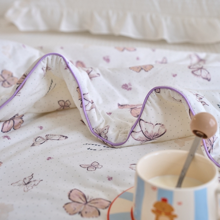 91家纺网 家纺一手货源 找家纺 维洋家纺 2025升级21%大豆新款A类牛奶丝针织夏被（四周踩棉）软糯凉感夏被空调被 喋喋飞舞