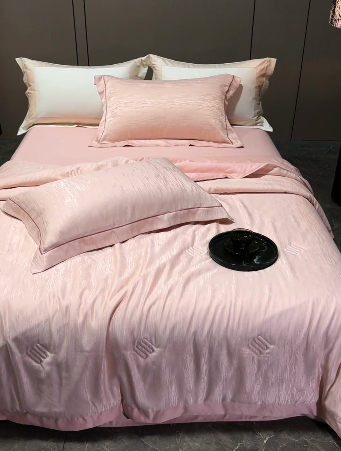 91家纺网 家纺一手货源 找家纺 丽卡家纺 2025新款翡丽天丝提花夏被四件套 石纹-粉