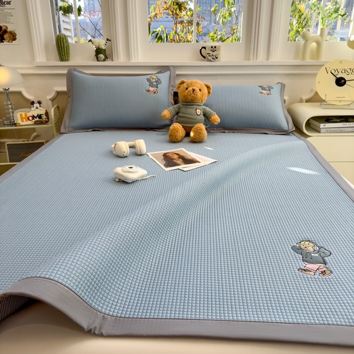 91家纺网 家纺一手货源 找家纺 卡初家居（原微来） 2025夏季凉感提花席 练练熊天空蓝