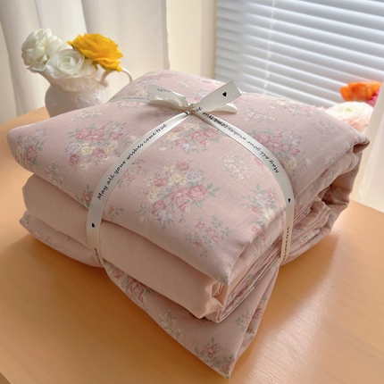 91家纺网 家纺一手货源 找家纺 桃喜 2025新款春夏全棉双层纱碎花系列四件套 清秋粉