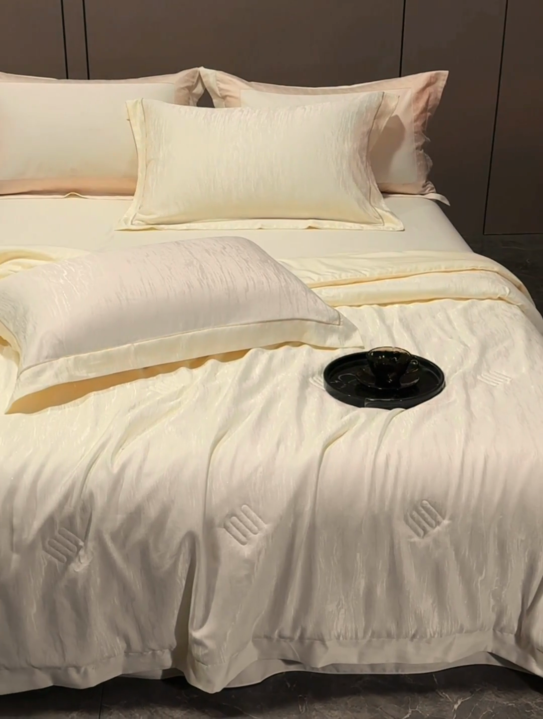 91家纺网 家纺一手货源 找家纺 丽卡家纺 2025新款翡丽天丝提花夏被四件套 石纹-黄