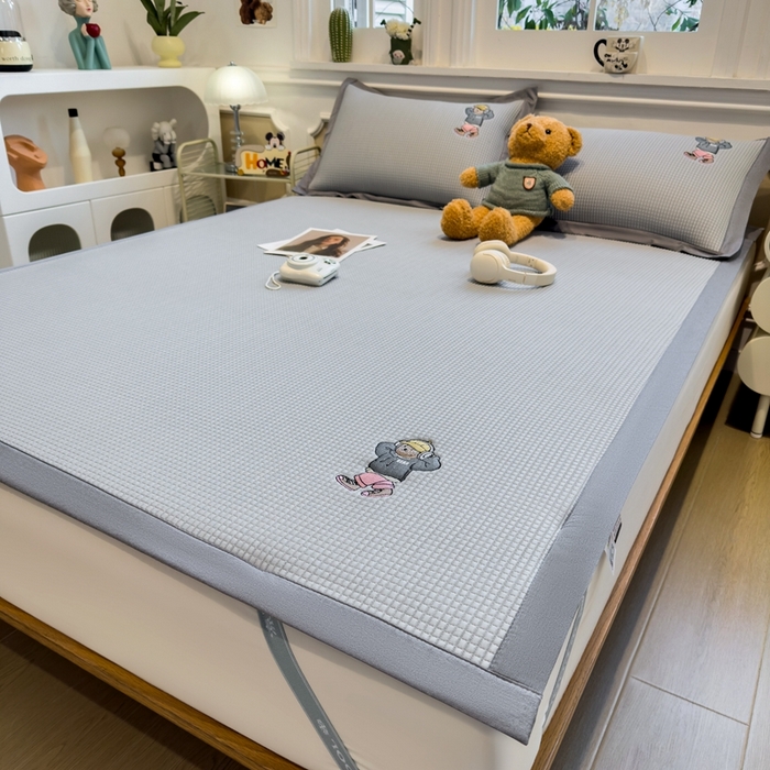 91家纺网 家纺一手货源 找家纺 卡初家居（原微来） 2025夏季凉感提花席 练练熊优雅灰