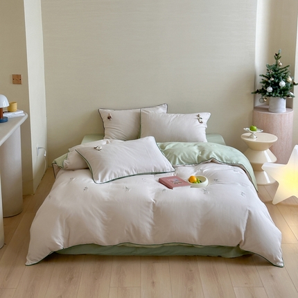 卡巴伦家纺  2025双层纱-A类玩偶刺绣嵌条款四件套 绿意绣梦