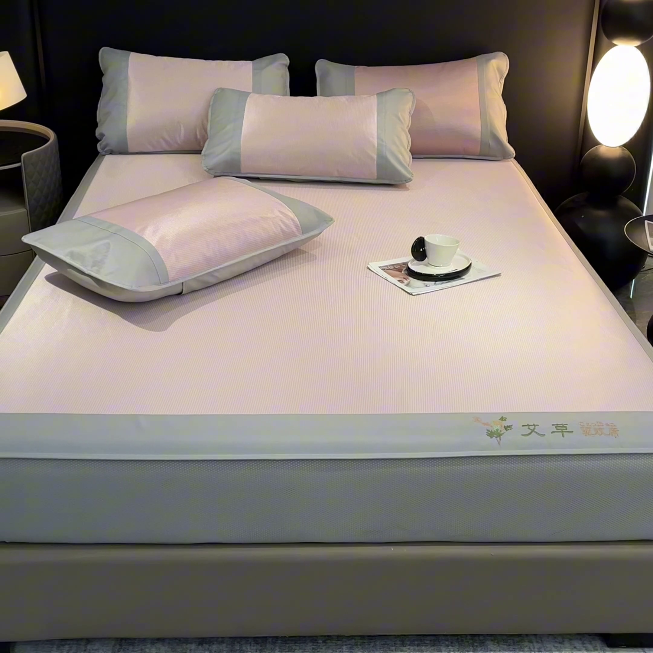 91家纺网 家纺一手货源 找家纺 航途席业 2025新款刺绣可水洗碳光冰丝席宽包边无纺布冰丝席艾香系列 艾草刺绣藤席千鸟格床笠款粉色