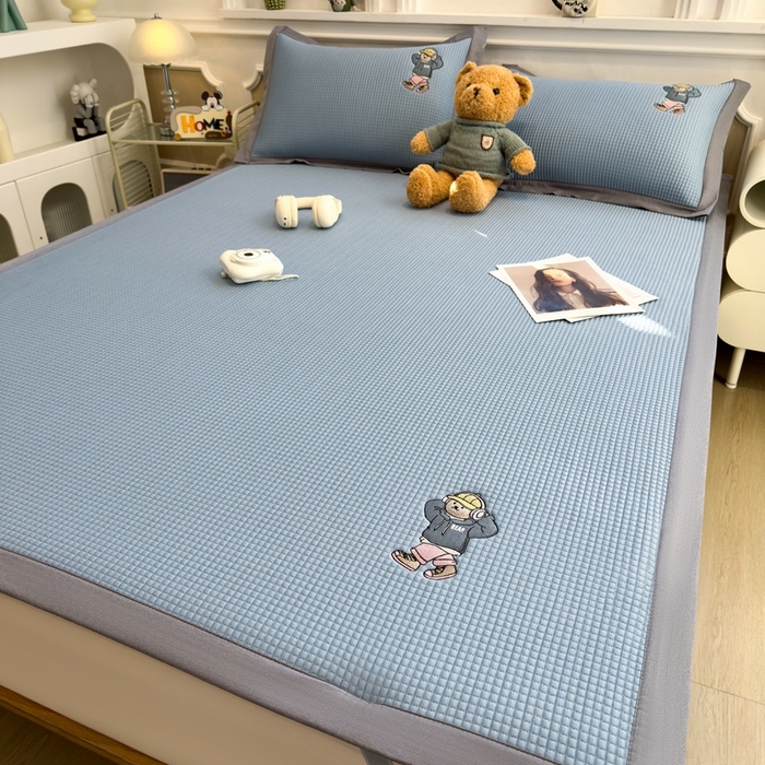 91家纺网 家纺一手货源 找家纺 卡初家居（原微来） 2025夏季凉感提花席 练练熊天空蓝