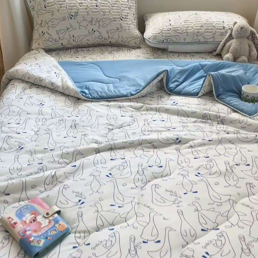 91家纺网 家纺一手货源 找家纺 维洋家纺 2025（专版花型）A类凉感丝夏被 凉感夏凉被双面加倍透气（四周踩棉） 你好鸭