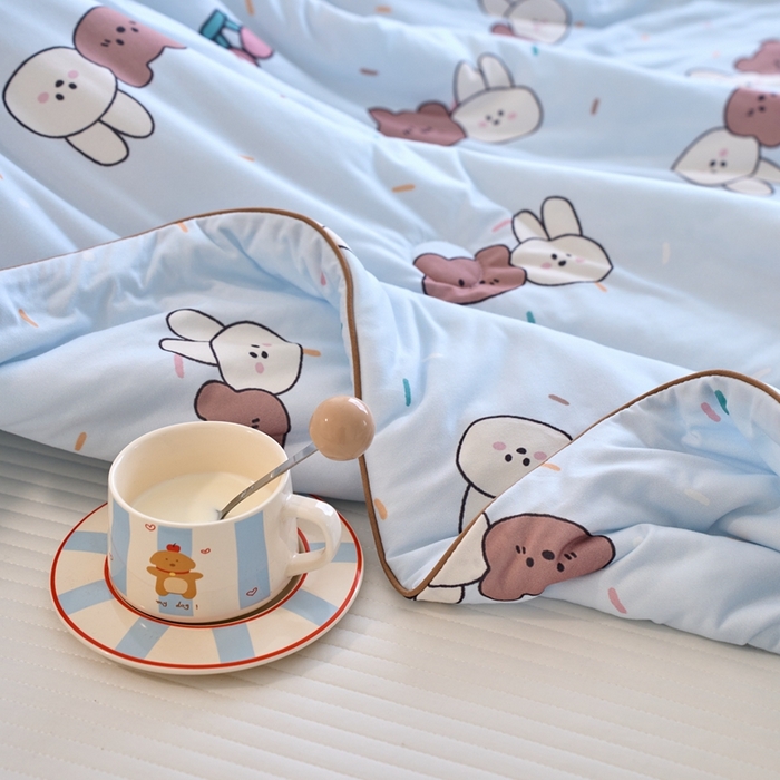 91家纺网 家纺一手货源 找家纺 维洋家纺 2025升级21%大豆新款A类牛奶丝针织夏被（四周踩棉）软糯凉感夏被空调被 爱兔