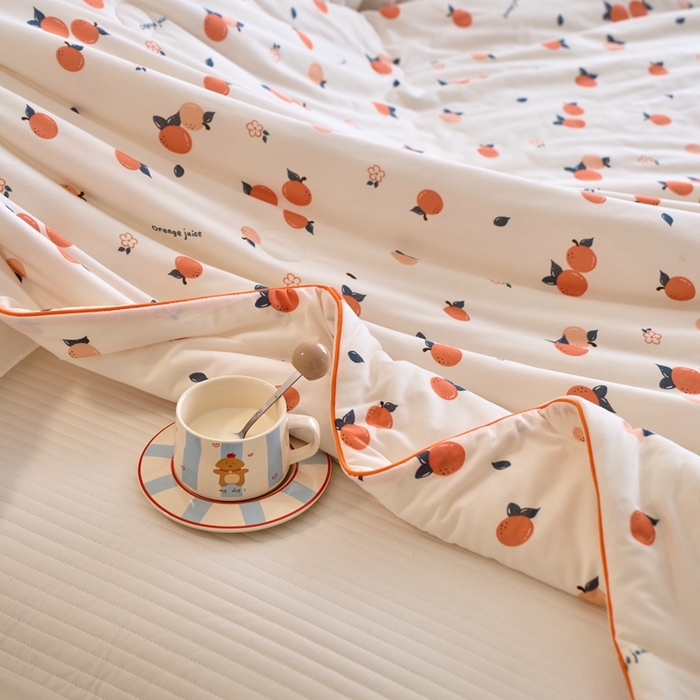 91家纺网 家纺一手货源 找家纺 维洋家纺 2025升级21%大豆新款A类牛奶丝针织夏被（四周踩棉）软糯凉感夏被空调被 橙色小橘