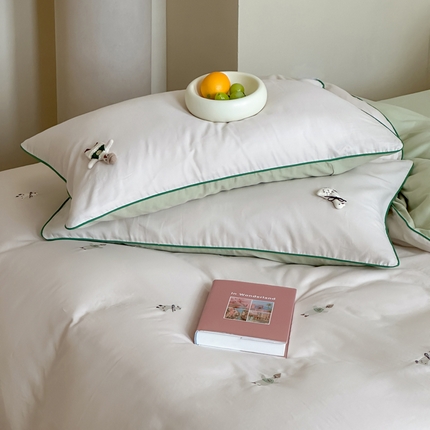 91家纺网 家纺一手货源 找家纺 卡巴伦家纺  2025双层纱-A类玩偶刺绣嵌条款四件套 绿意绣梦