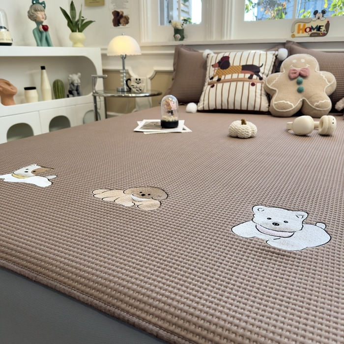 91家纺网 家纺一手货源 找家纺 卡初家居（原微来） 2026 夏季乙纶冰豆豆华夫格席  绣花 躺躺岛-咖啡棕