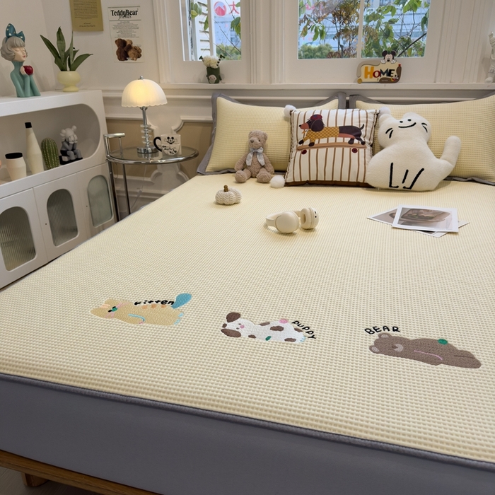 91家纺网 家纺一手货源 找家纺 卡初家居（原微来） 2026 夏季乙纶冰豆豆华夫格席  绣花 懒懒小憩